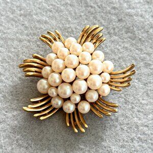 Vintage Crown Trifari Faux Pearl Brooch Cluster Gold Tone Pinwheel 3D Sunburst